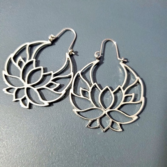 Jewelry - (Silver Color) Lotus Earrings